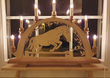 Laden Sie das Bild in den Galerie-Viewer, Original erzgebirgischer Schwibbogen / Lichterbogen mit Pferd - Springpferd