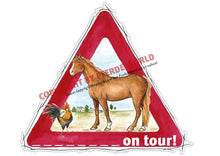 Laden Sie das Bild in den Galerie-Viewer, Aufkleber Warmblut on Tour mit individuellem Namen des Pferdes