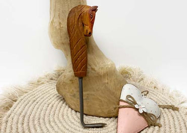 Handgeschnitzter Hufkratzer aus Hartholz - No. 1 Unikat