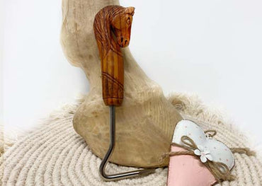 Handgeschnitzter Hufkratzer aus Hartholz - No. 2 Unikat