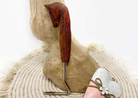 Handgeschnitzter Hufkratzer aus Hartholz - No. 8 Unikat