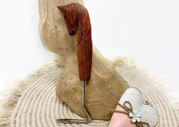 Handgeschnitzter Hufkratzer aus Hartholz - No. 8 Unikat