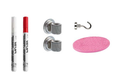 Futterplan (Hafer, Müsli, Mineralfutter, Besonderheiten) mit Kreidestiften, Stifthaltern, Haken und Schwammtuch