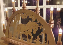 Laden Sie das Bild in den Galerie-Viewer, Original erzgebirgischer Schwibbogen / Lichterbogen mit Pferd - Kaltblut beim Holzrücken